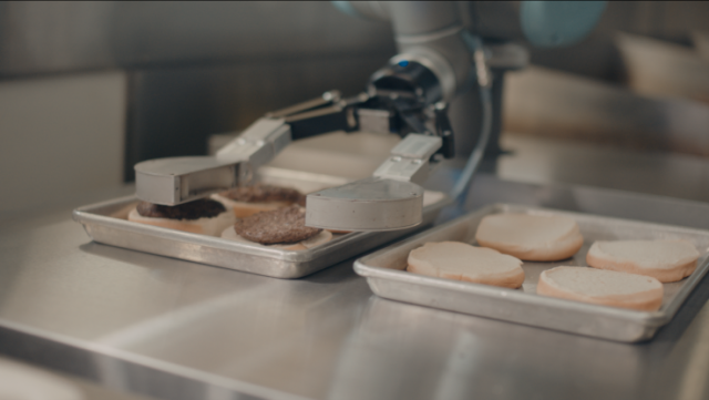 Voici Flippy, le nouveau robot-cuistot d’une chaîne de fastfood américaine
