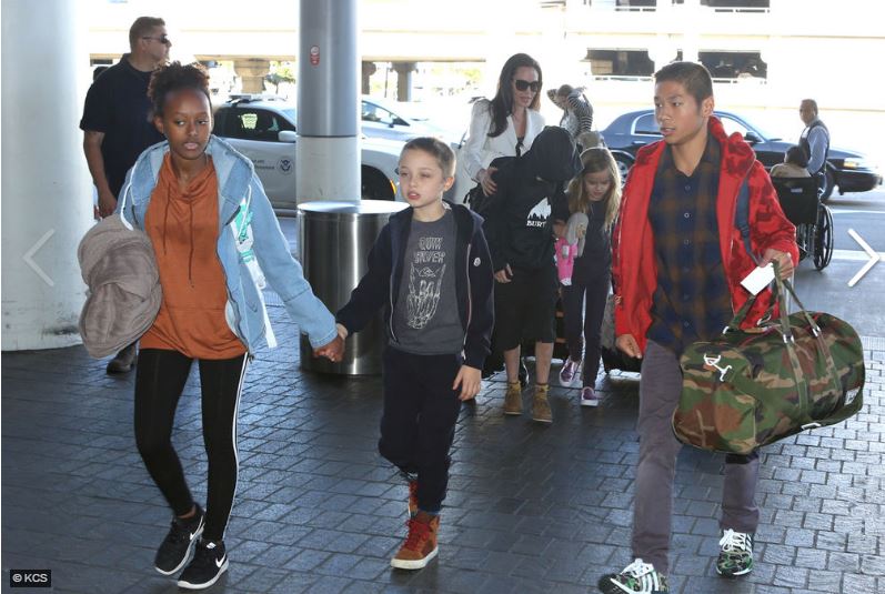 Angelina Jolie (encore) en voyage avec ses enfants (photos)
