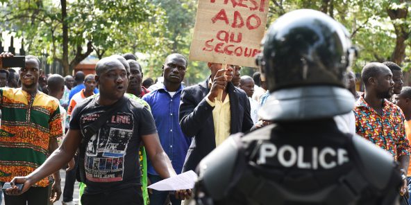 Des producteurs protestent contre l’immobilisation de plusieurs tonnes de cacao dans le port d’Abidjan, en février 2017. © ISSOUF SANOGO/AFP