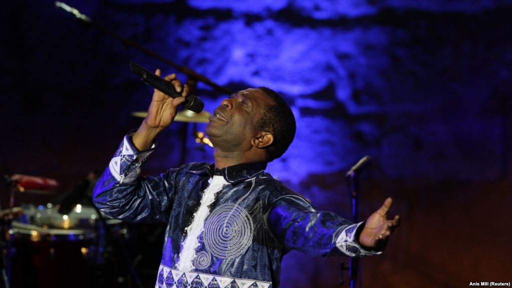 Le chanteur Youssou Ndour donne un spectacle au festival de Carthage, à Tunis, le 1er août 2014.