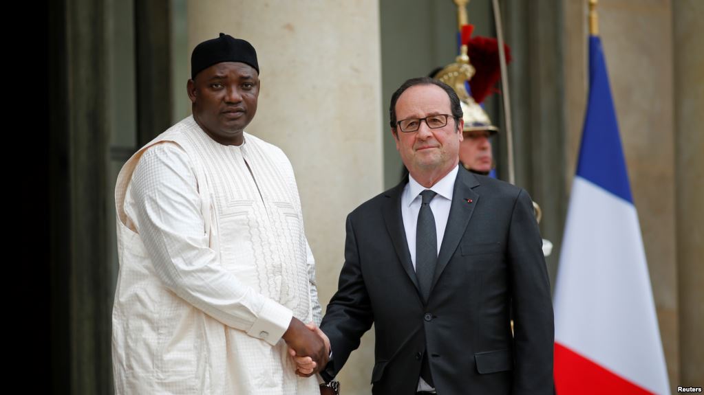 Le président François Hollande et son homologue Adama Barrow à l'Elysée, à Paris, France, le 15 mars 2017.