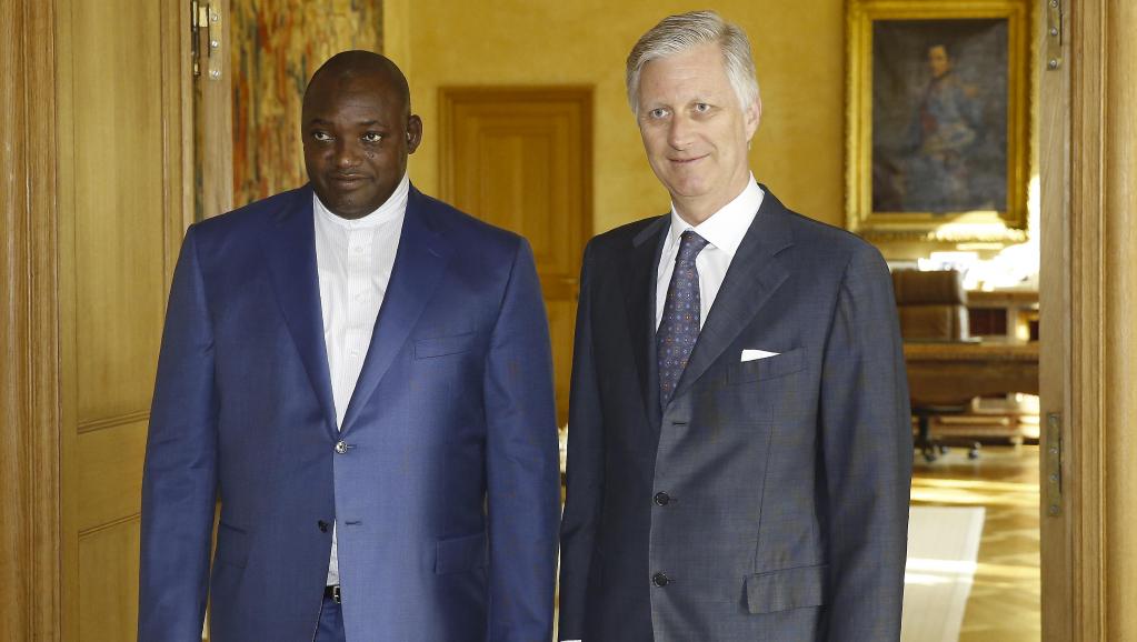 Le président gambien Adama Barrow (g) et le roi Philippe de Belgique, au Palais royal, à Bruxelles, le 16 mars 2017. Le chef de l'Etat gambien a aussi rencontré le président de la Commission européenne, du Conseil européen et la chef de la diplomatie. © NICOLAS MAETERLINCK / BELGA / AFP
