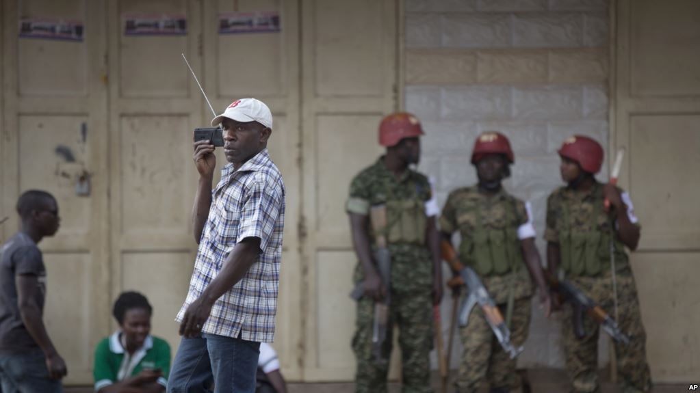 Des éléments de la police militaire dans un quartier au centre-ville de Kampala, Ouganda, 20 février 2016.