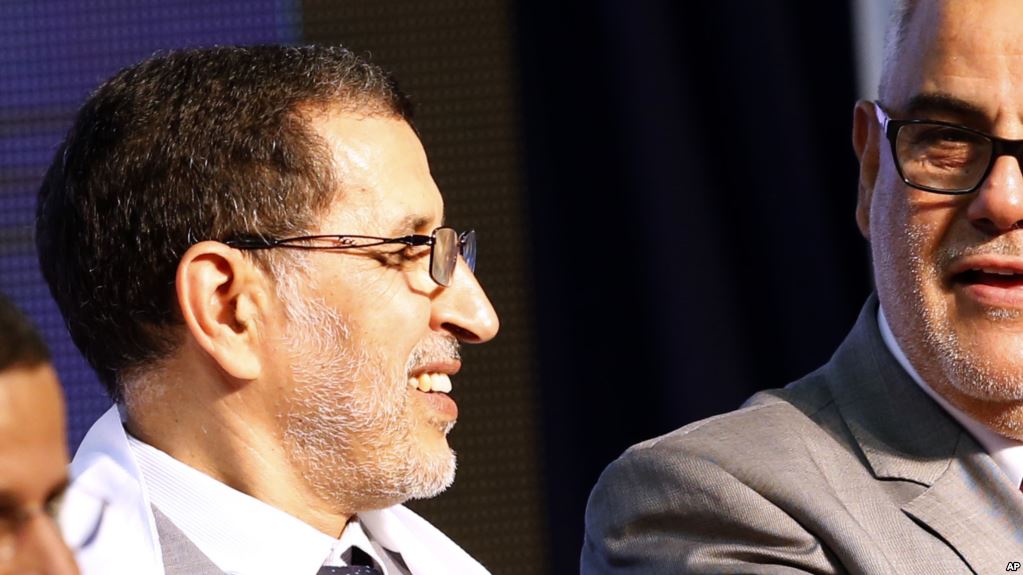 Saad Eddine El Othmani, ancien ministre marocain des Affaires étrangères, à gauche, lors d'une réunion de campagne dans un stade sportif de Rabat, Maroc, 25 septembre 2016.