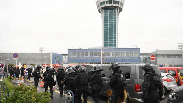 France: l'aéroport d'Orly évacué après des coups de feu, un homme abattu