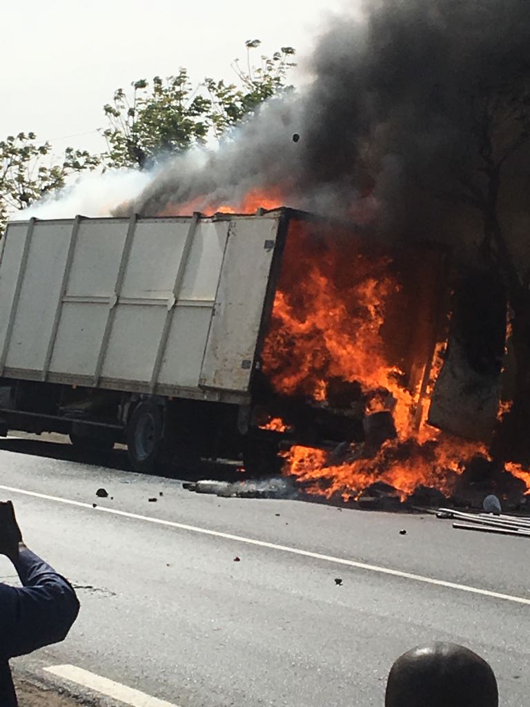 Un camion transportant des produits de quincaillerie prend feu à la sortie de Thiès vers Dakar (Photos)
