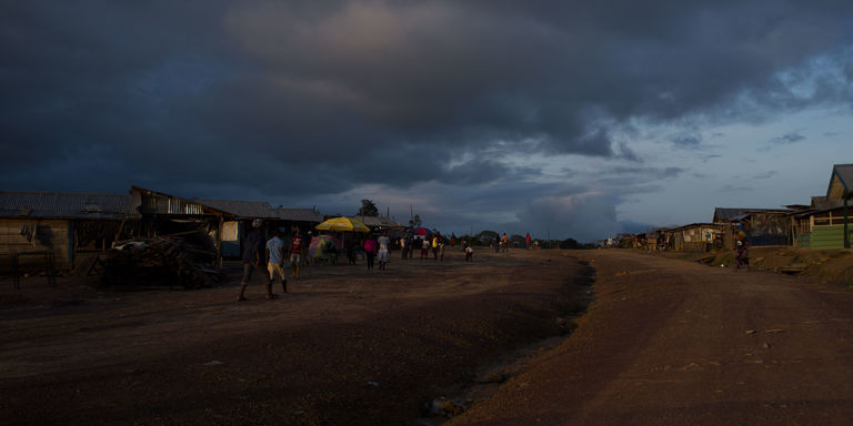 La route principale de Kinjor, à l’ouest du Liberia. CRÉDITS : ALLOYCIOUS DAVID