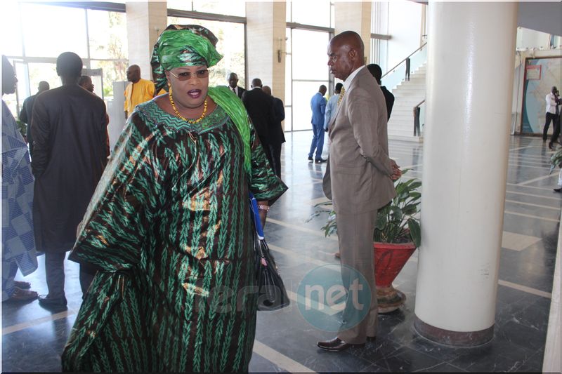 Photo-Aminata Mbengue Ndiaye splendide dans son grand boubou Thioup dans l’hémicycle!! 
