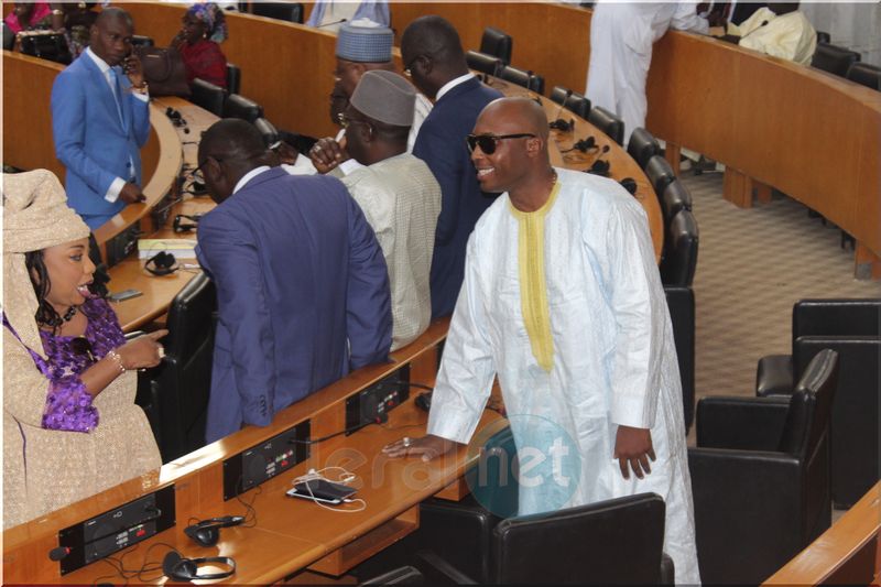 Photos- Barthélémy Dias tout de blanc vêtu prend sa place dans l'hémicycle