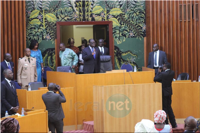 Photos- L'entrée du président de l'assemblée nationale, Moustapha Niass à l'hémicycle