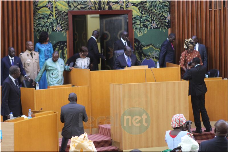 Photos- L'entrée du président de l'assemblée nationale, Moustapha Niass à l'hémicycle