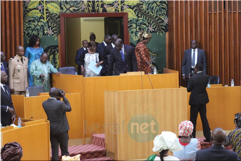 Photos- L'entrée du président de l'assemblée nationale, Moustapha Niass à l'hémicycle