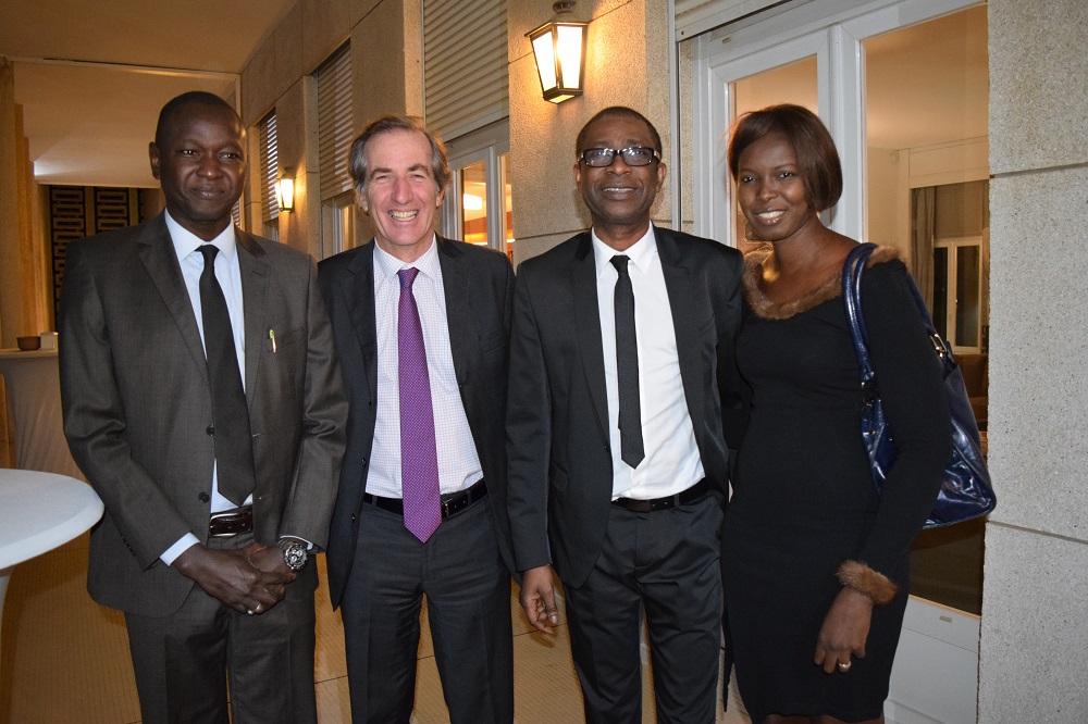 M. Fall, Directeur de l'APS, M. l'Ambassadeur de France, M. Youssou Ndour et Madame Dieng Saly, Journaliste