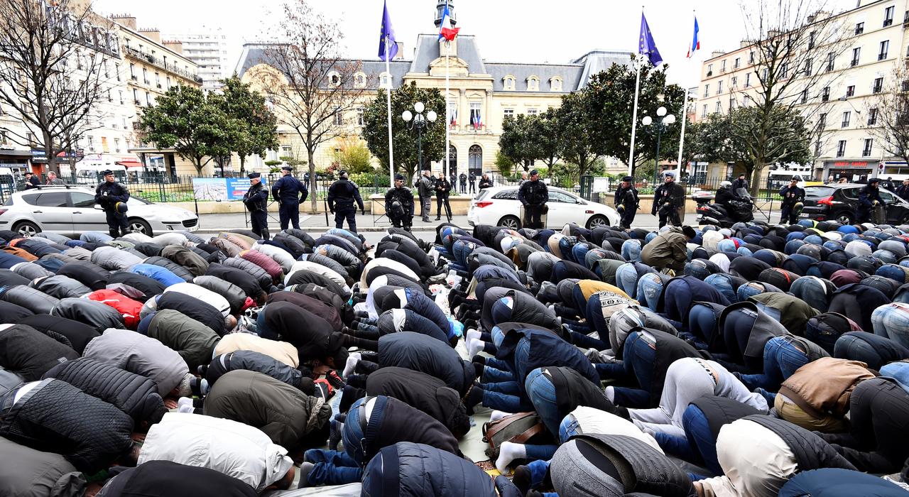 Fermeture de la Mosquée de Clichy (France) : Une prière de rue organisée devant la mairie pour protester