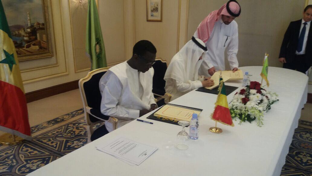 Photos: Le ministre de l’Economie et des Finances Amadou Ba et le Président de la BID, le Dr Bandar Mohammed HAJJAR,ont signé un accord de financement