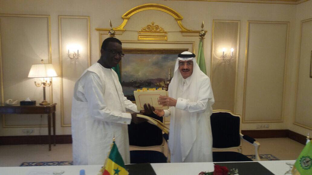 Photos: Le ministre de l’Economie et des Finances Amadou Ba et le Président de la BID, le Dr Bandar Mohammed HAJJAR,ont signé un accord de financement