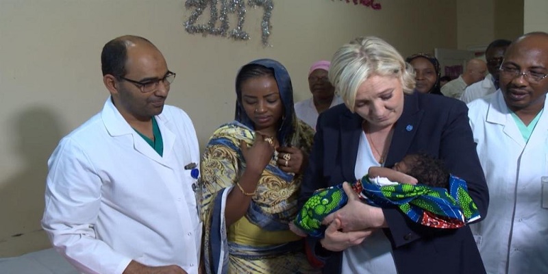En visite au Tchad: Marine Le Pen prend un bébé noir dans ses bras. Réactions des Tchadiens