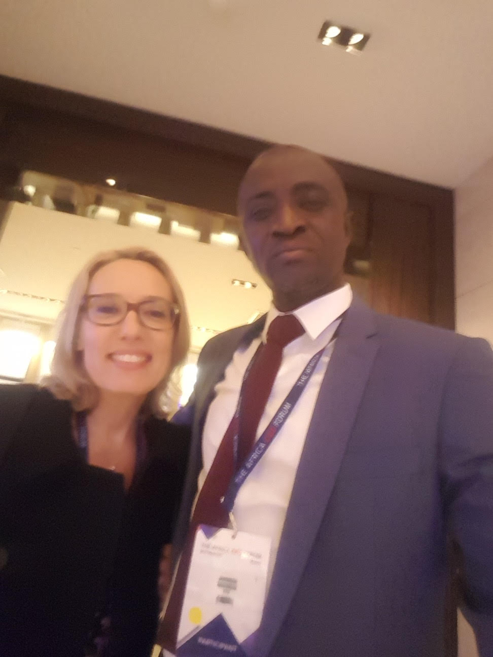 Le journaliste Johnson Mbengue de l'Apix en compagnie de sa consoeur Myriam Mascarello envoyée spéciale de France 24 au AFRICA CEO FORUM de Genève