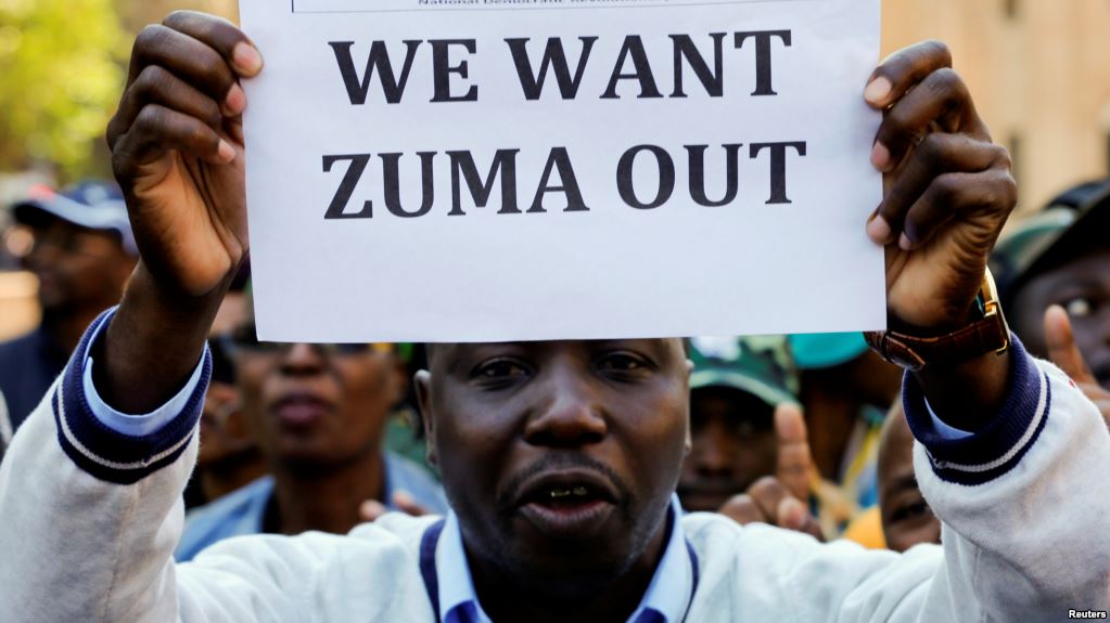 Un membre du groupe de manifestants proteste à l'extérieur du QG de l'ANC, à Johannesburg, le 5 septembre 2016.