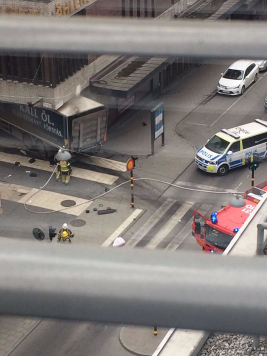 Suède: un camion fonce dans la devanture d'un magasin à Stockholm faisant au moins deux morts et plusieurs blessés selon la police