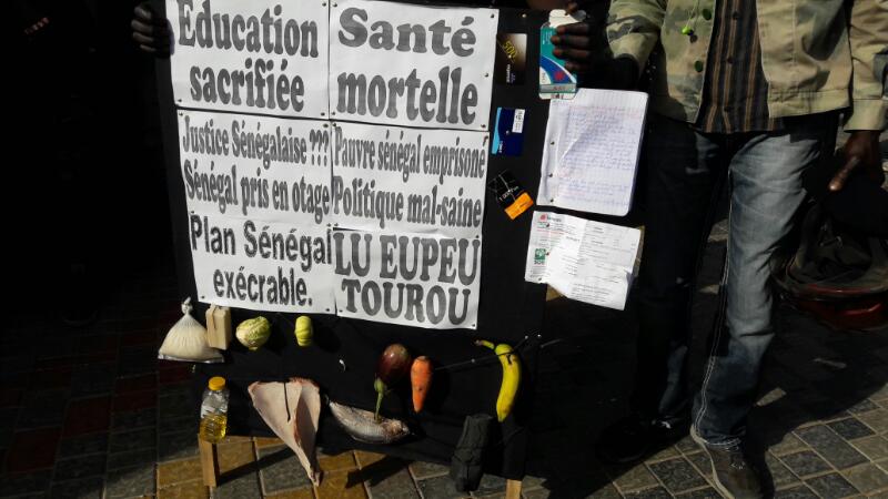 Photos- Les Y'en à marristes listent les maux de la population, lisez ces pancardes!!!
