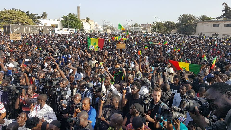 Rassemblement  à la place de l'Obélisque: Les effigies de  leaders politiques bannis  par Y en a marre
