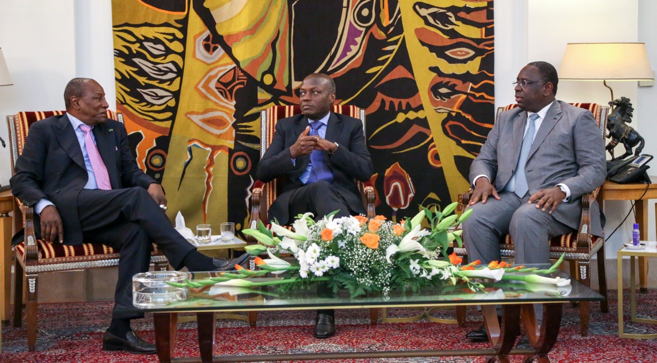 Le Président Vaz entouré des Présidents Condé et Sall, lors d'un entretien à Dakar sur la crise en Guinée Bissau