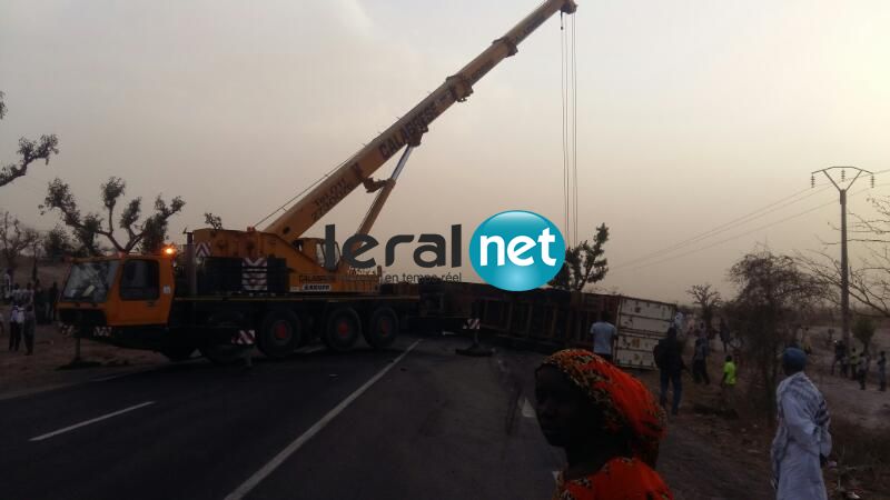 ​ Photos-Thiès : Un camion qui transporte un conteneur s’est renversé sur la route