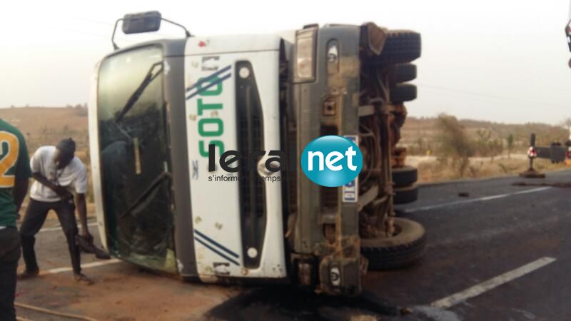 ​ Photos-Thiès : Un camion qui transporte un conteneur s’est renversé sur la route
