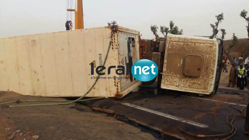 ​ Photos-Thiès : Un camion qui transporte un conteneur s’est renversé sur la route