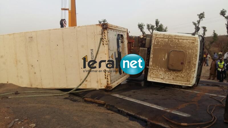 ​ Photos-Thiès : Un camion qui transporte un conteneur s’est renversé sur la route