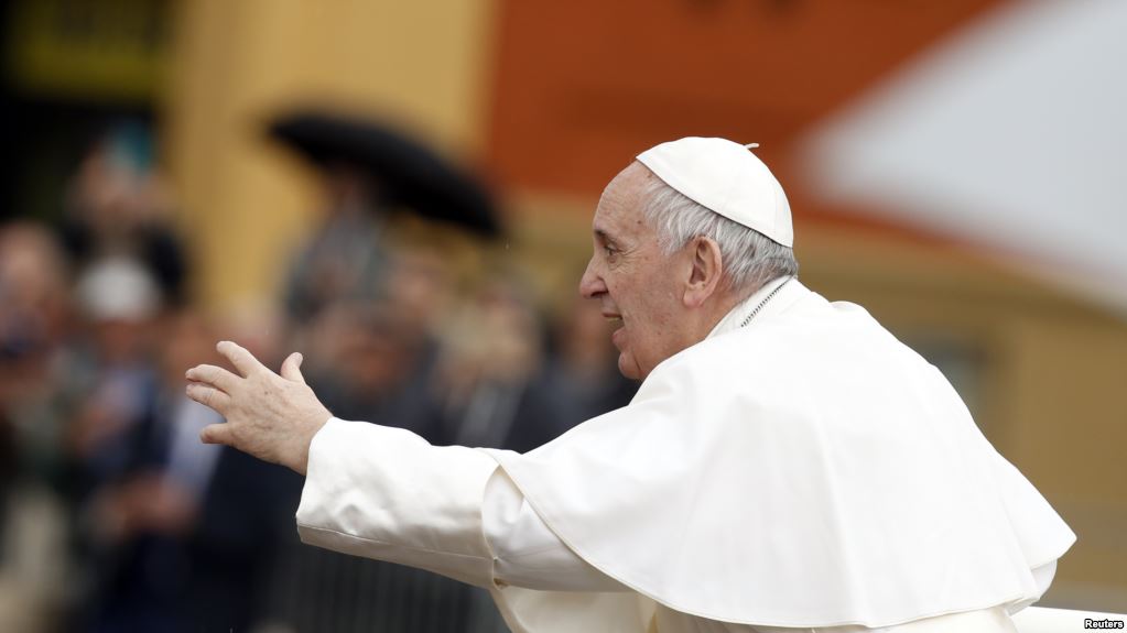 Le pape François salue la foule alors qu'il part de la messe à Carpi, Italie, le 2 avril 2017.