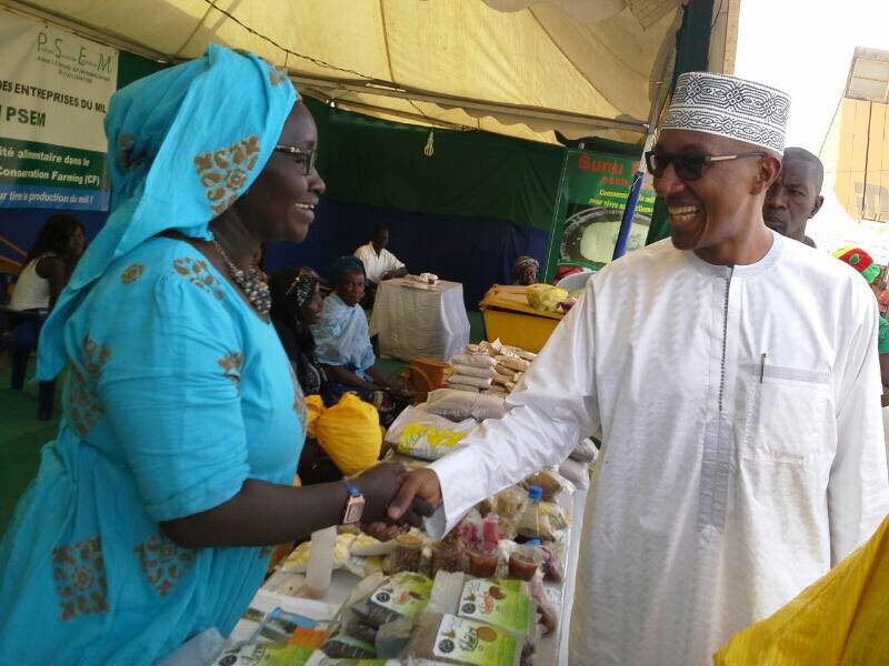 Photos: Abdoul Mbaye laboure "dans la FIARA" avec les femmes transformatrices et travailleuses