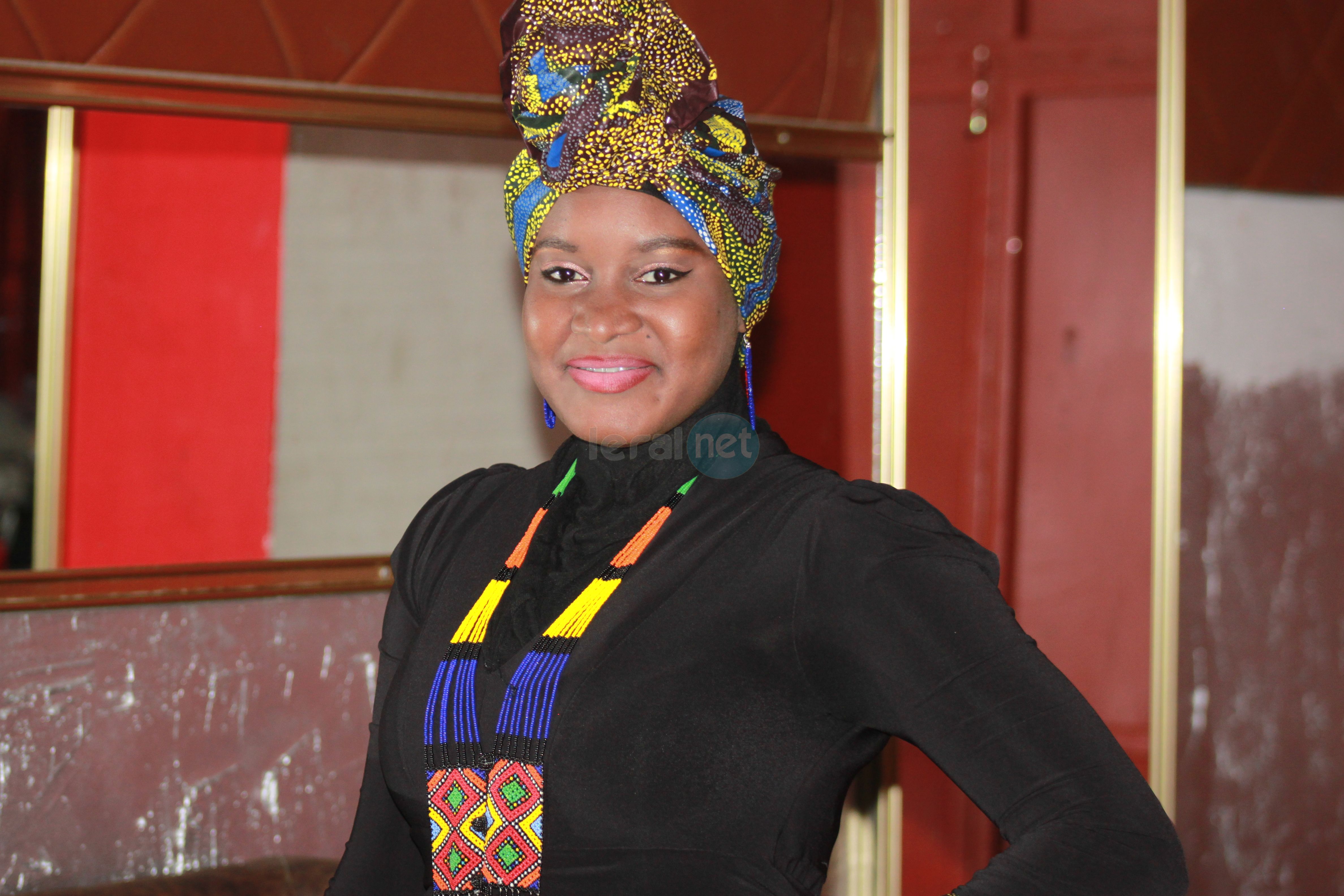Elle, c'est Linguère Fashion splendide avec son foulard à l'Africaine