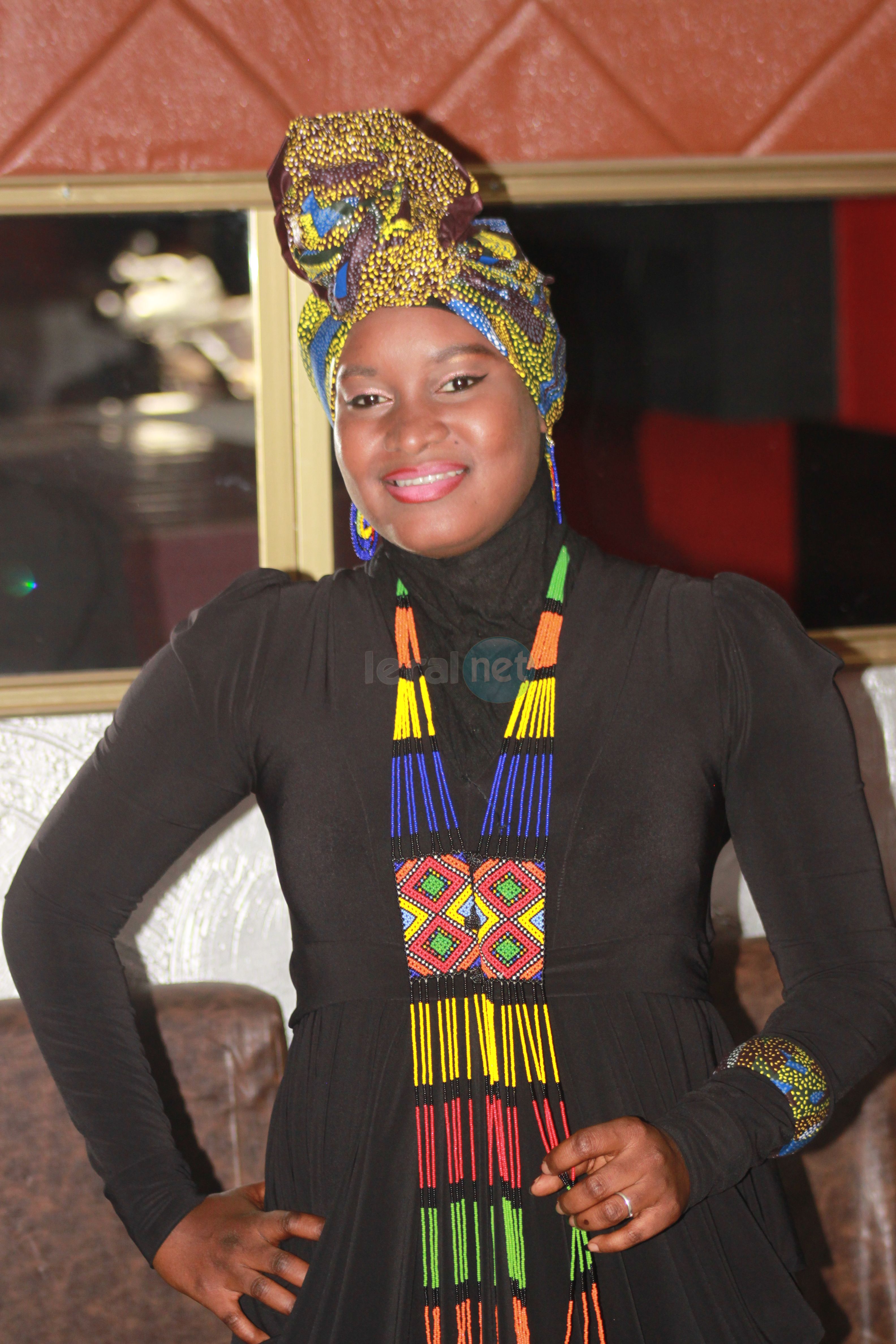 Elle, c'est Linguère Fashion splendide avec son foulard à l'Africaine