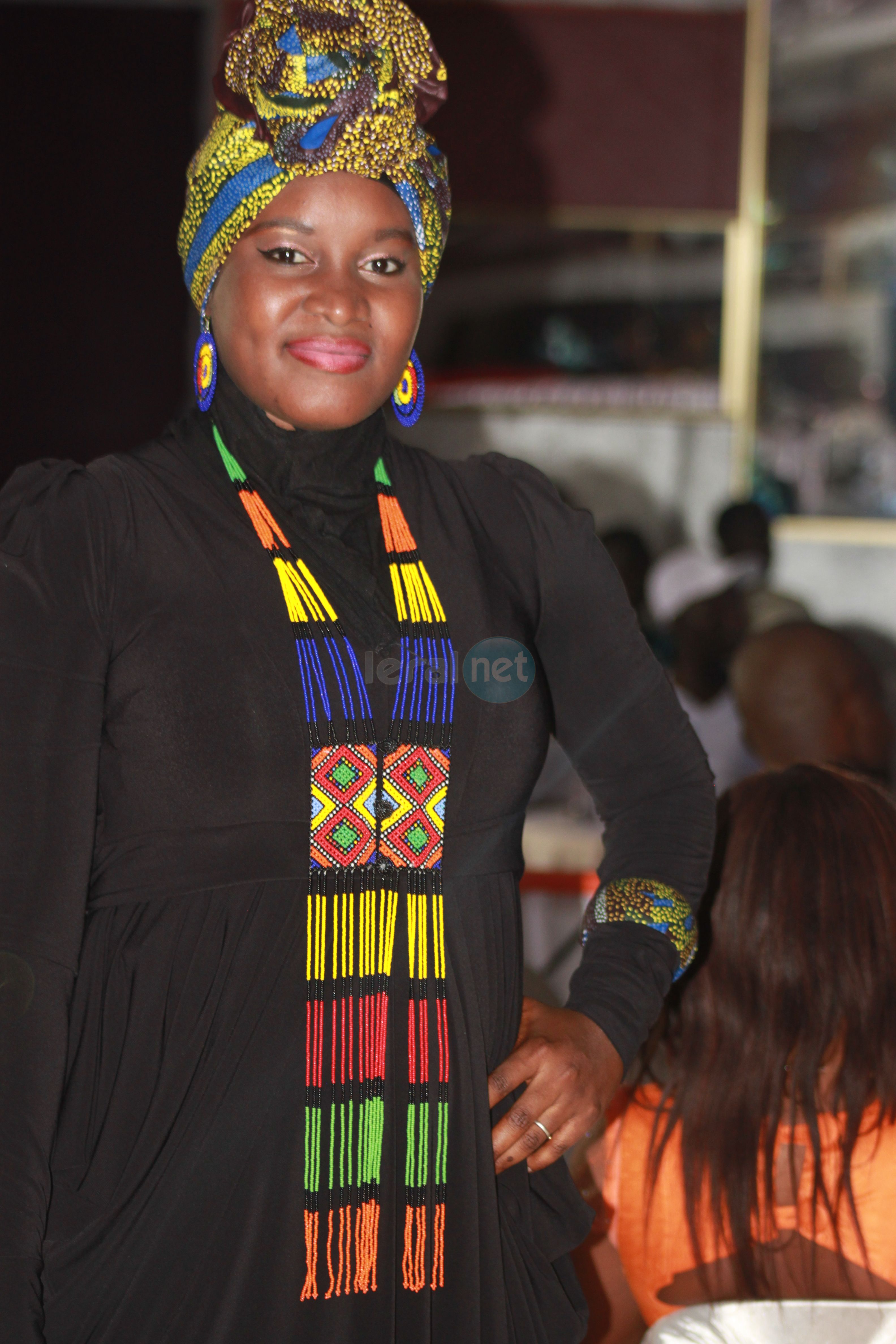 Elle, c'est Linguère Fashion splendide avec son foulard à l'Africaine