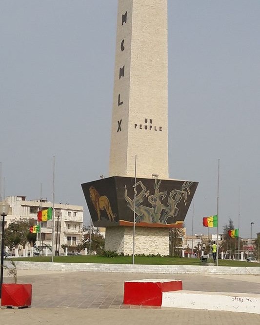 Observation du deuil national: "Tout ce qui touche aux mondanités doit céder la place au recueillement"