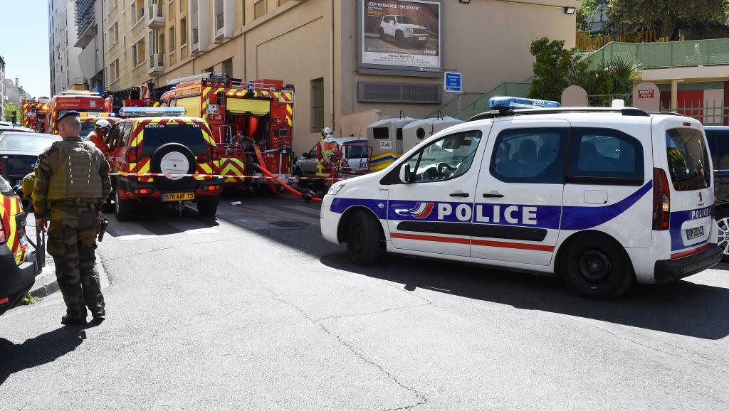 Les forces de l'ordre sont présentes en nombre sur les lieux de la perquisition, ce 18 avril à la mi-journé