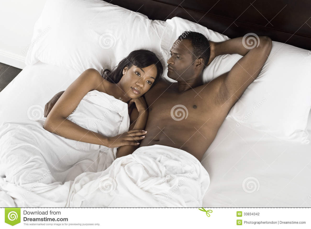 Les couples qui se couchent nus comme un ver seraient plus heureux que ceux qui dorment en pyjama ou en chemise de nuit.