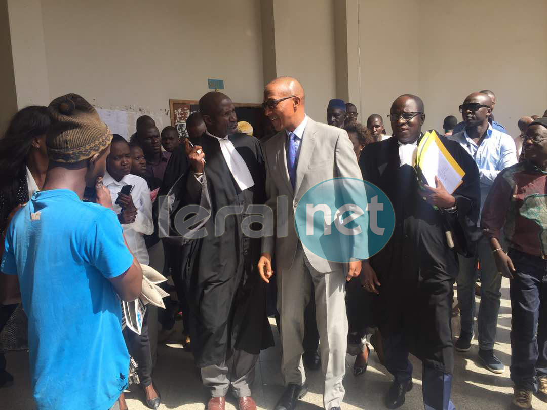 (04Photos) Abdoul Mbaye et son épouse à la sortie du Tribunal 