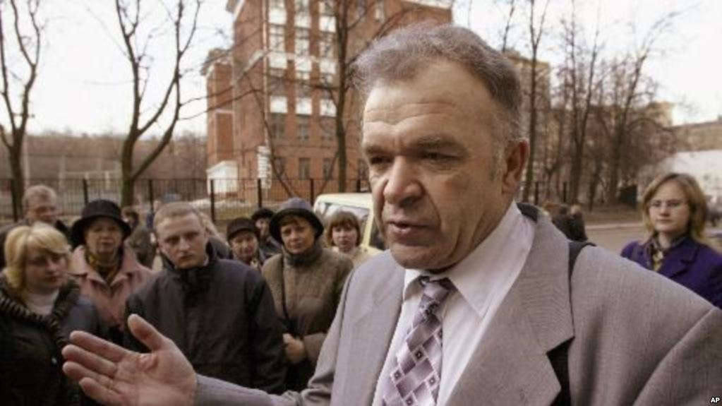 Le leader des Témoins de Jéhovah russes Vasily Kalin s'adresse à la presse après le verdict interdisant les Témoins de Jéhovah à Moscou, le 26 mars 2004.