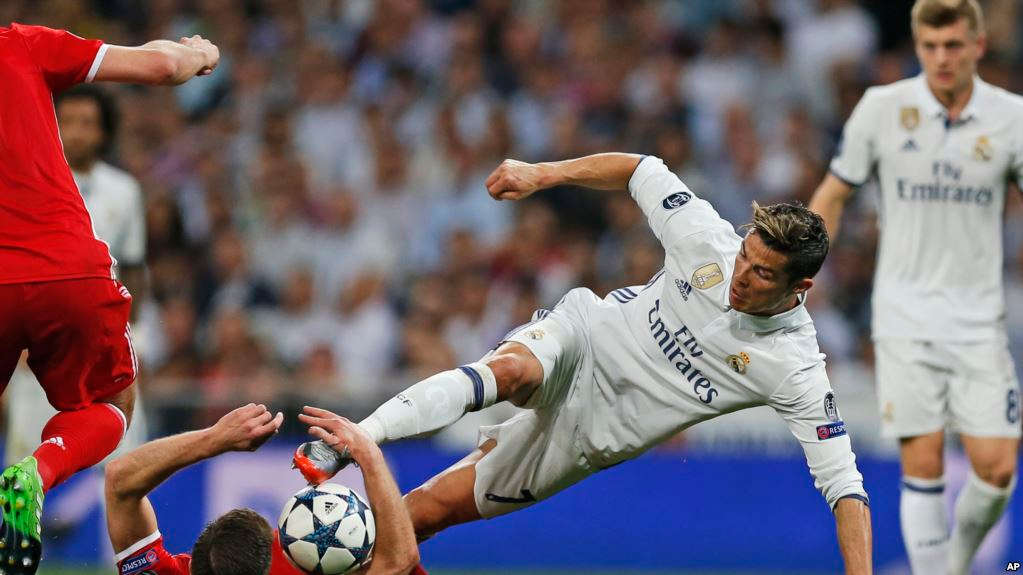 Cristiano Ronaldo de Real Madrid, au centre, et Xani Alonso, en position couchée, se battent pour la balle lors du match de quart de finale de la Ligue des champions au stade Santiago Bernabeu à Madrid, Espagne, 18 avril 2017.