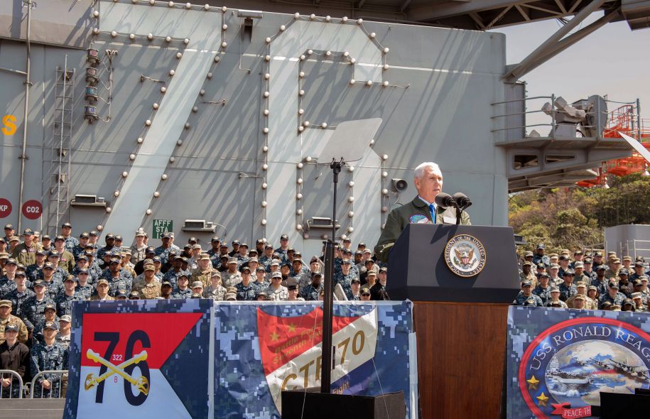 Le vice-président des États-Unis, Mike Pence, s'adresse aux soldats américains rassemblés sur le pont du porte-avions américain «Ronald Reagan», au Japon.