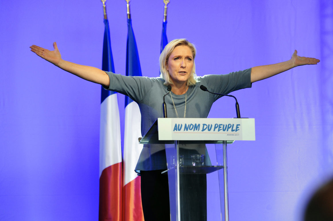 Présidentielle en France : le Kremlin dément préférer Le Pen