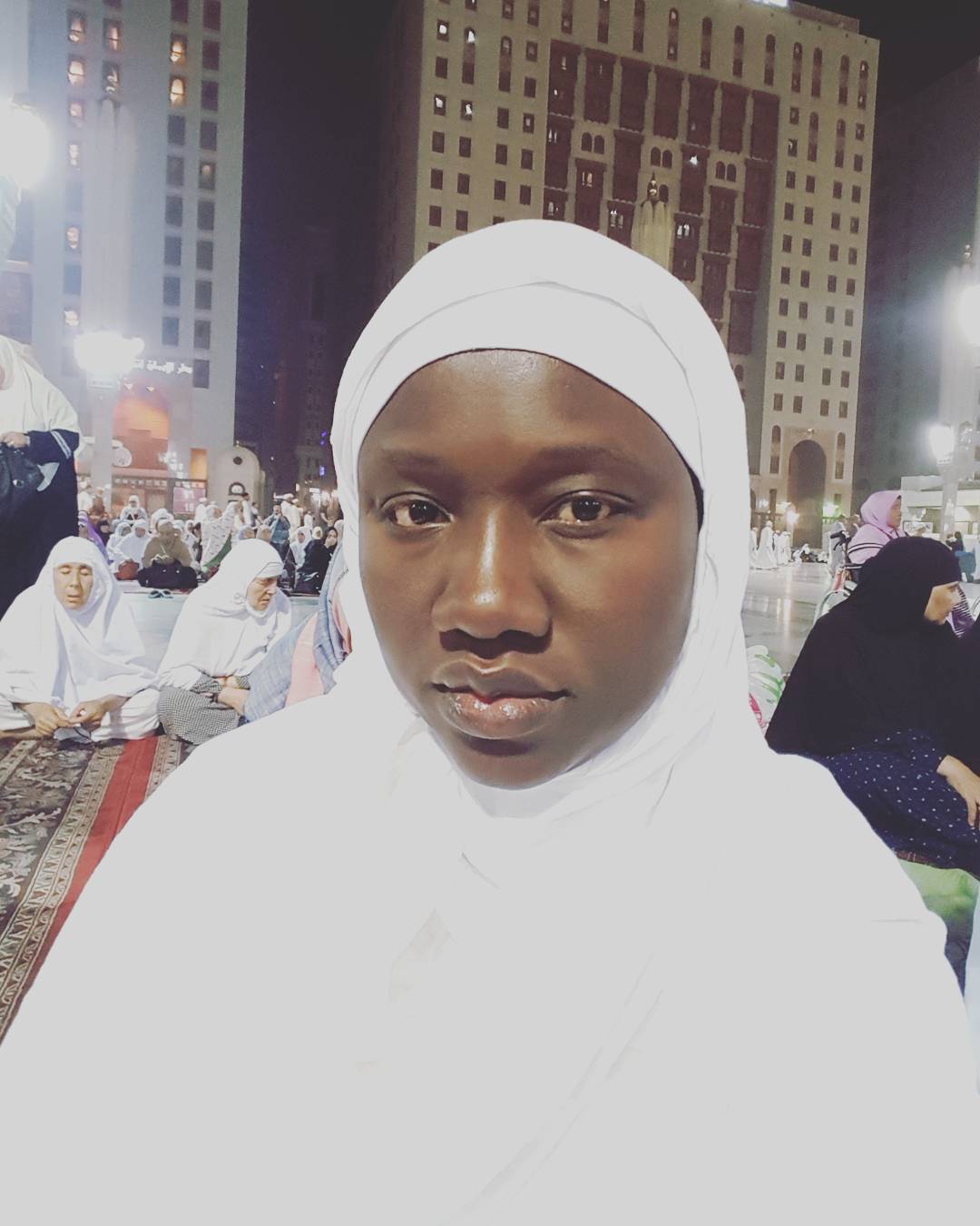 Après le décès de son mari, Oumou Provoc trouve la paix à la Mecque