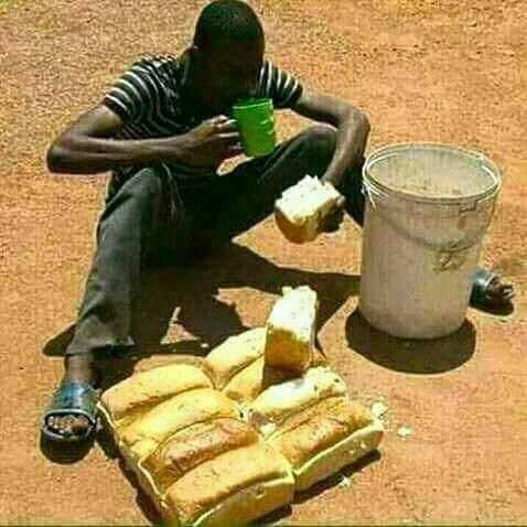 Regardez comment cet homme prend son petit déjeuner