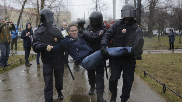 Près de 120 manifestants anti-Poutine arrêtés en Russie