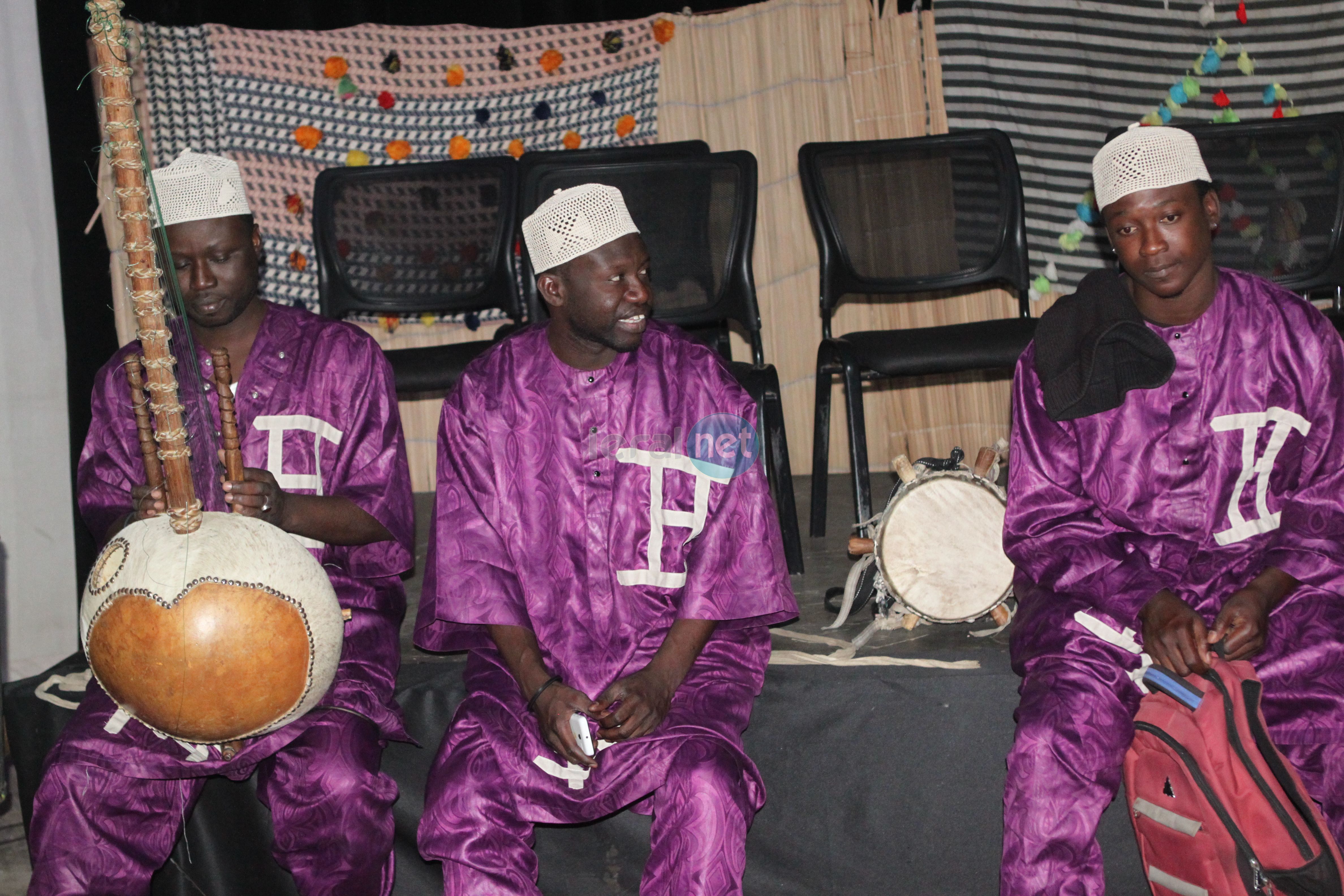 Les rythmes traditionnels et ses instruments, nous sommes au théâtre national Daniel Sorano
