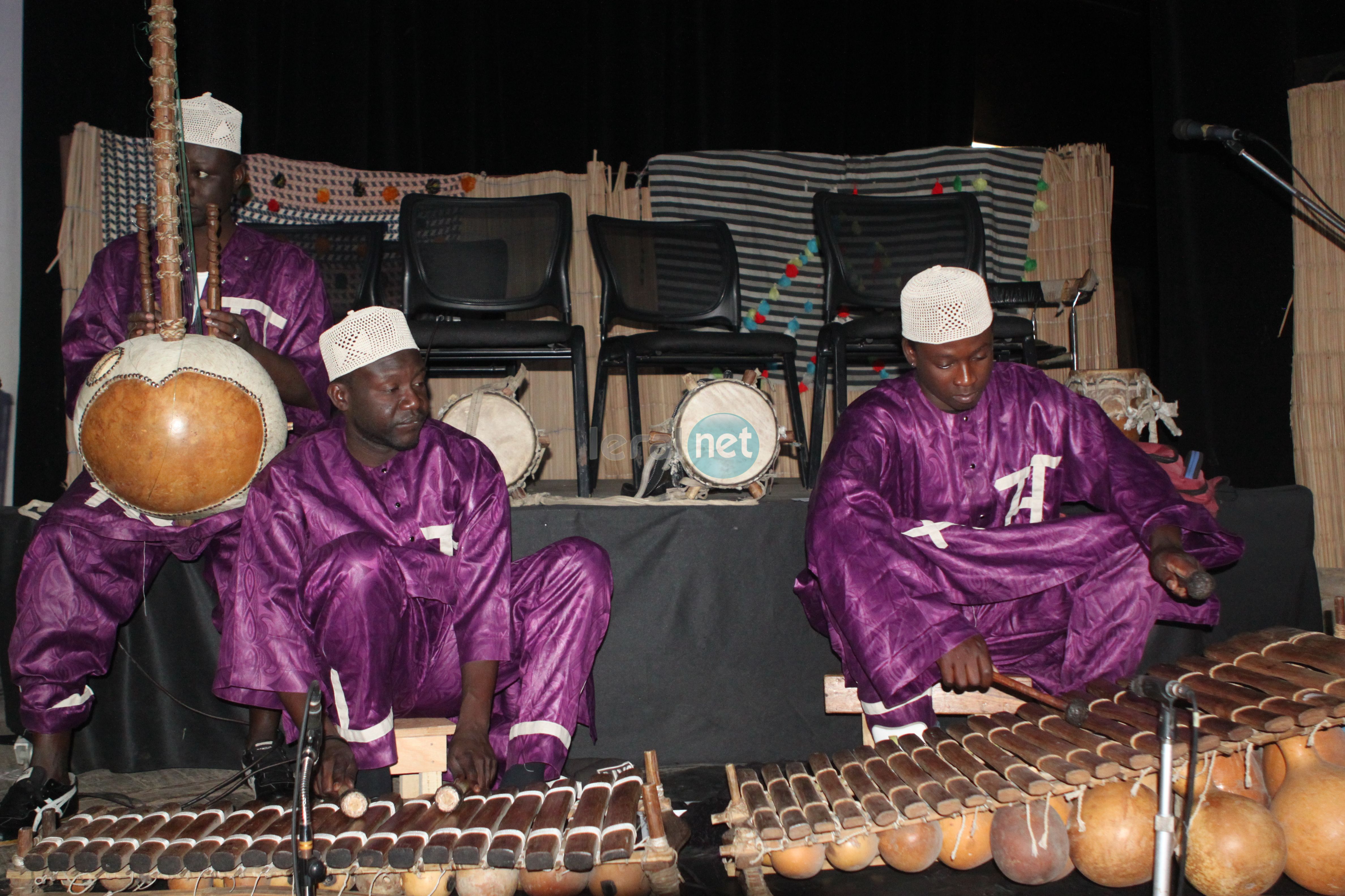 Les rythmes traditionnels et ses instruments, nous sommes au théâtre national Daniel Sorano