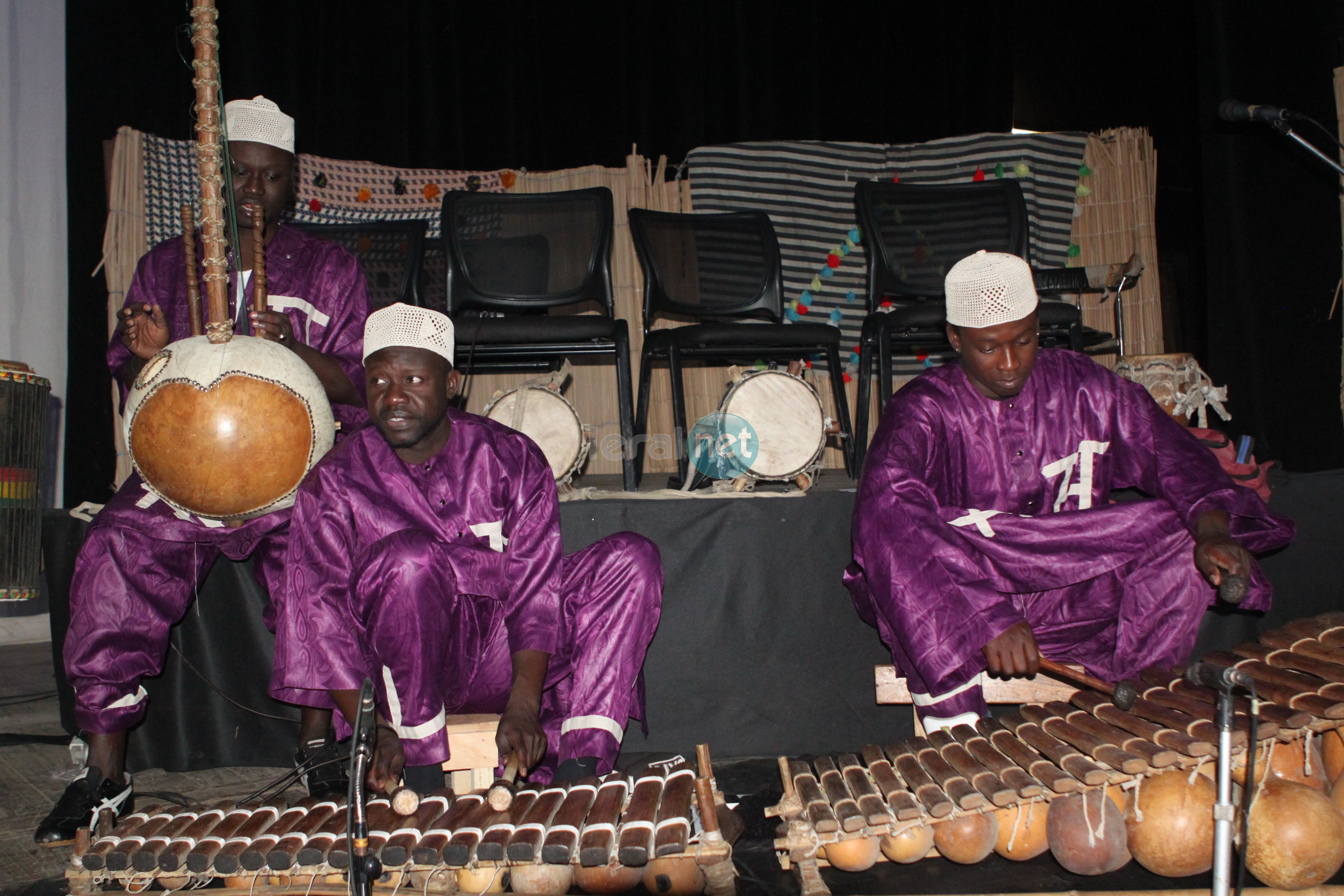 Les rythmes traditionnels et ses instruments, nous sommes au théâtre national Daniel Sorano